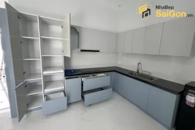 Bàn giao tủ bếp chữ L PVC - Công trình nhà chị My Tân Phú