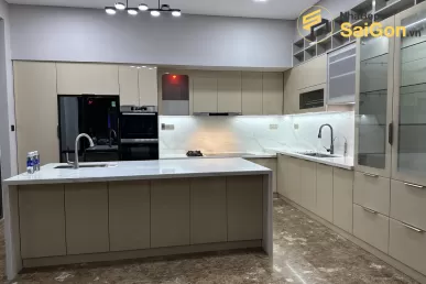 Bàn giao tủ bếp chữ L hợp kim nhôm cánh kính - Công trình nhà chị Phùng Tân Phú