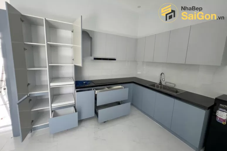 Bàn giao tủ bếp chữ L PVC - Công trình nhà chị My Tân Phú