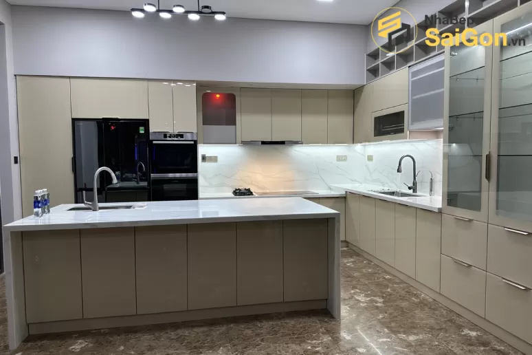 Bàn giao tủ bếp chữ L hợp kim nhôm cánh kính - Công trình nhà chị Phùng Tân Phú
