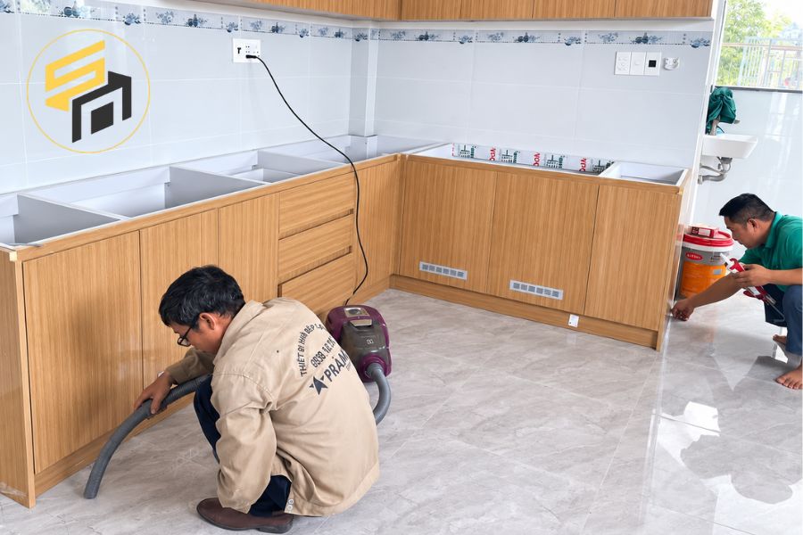 Cận cảnh nhân viên Nhà bếp Sài Gòn đang lắp đặt tủ bếp