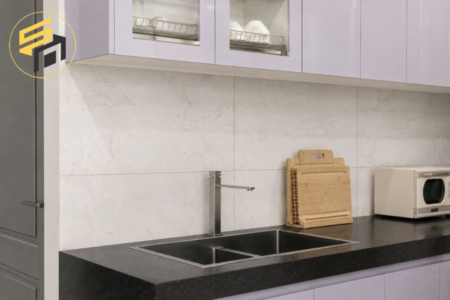 Chậu rửa đôi và tủ bếp lavender trong không gian bếp xinh
