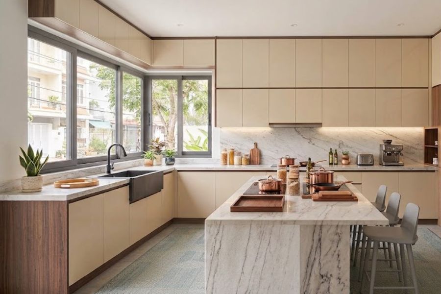 Mẫu tủ bếp PVC Acrylic chữ L có tủ trên cao