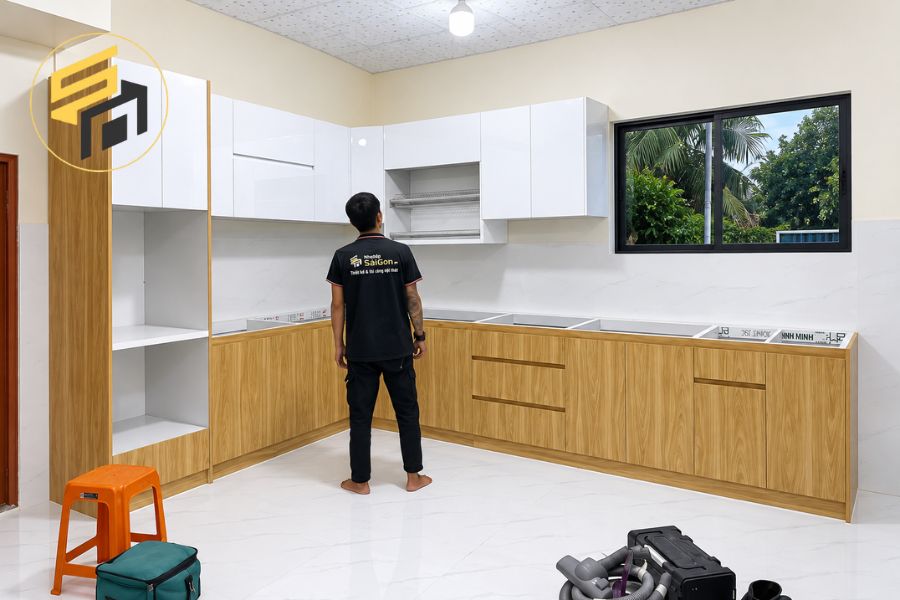 Thi công hoàn thiện tủ bếp chữ L 3 lớp cánh Laminate