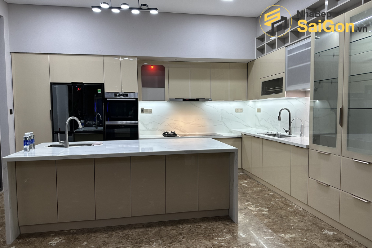 Bàn giao tủ bếp chữ L hợp kim nhôm cánh kính - Công trình nhà chị Phùng Tân Phú