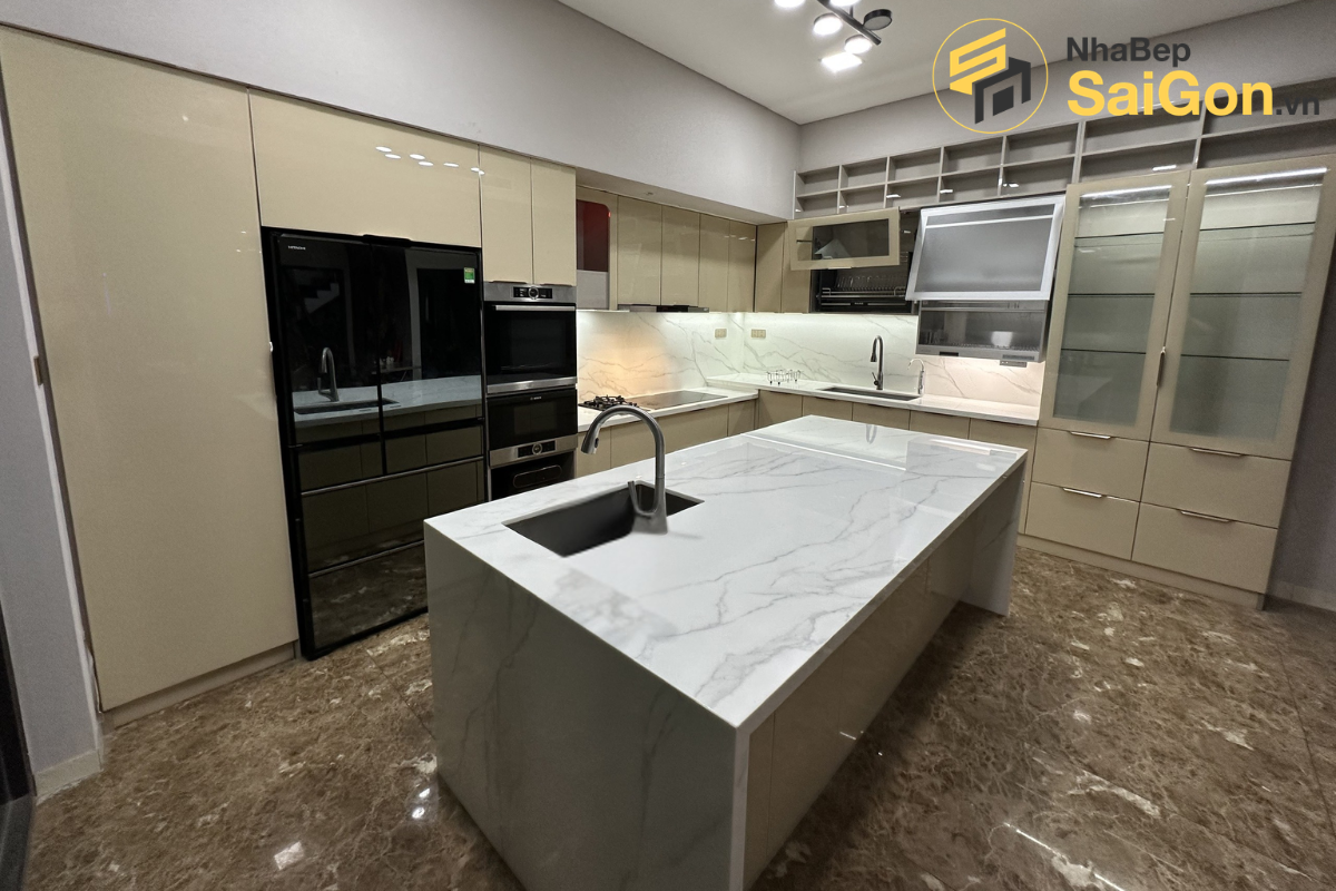 Bàn giao tủ bếp chữ L hợp kim nhôm cánh kính - Công trình nhà chị Phùng Tân Phú