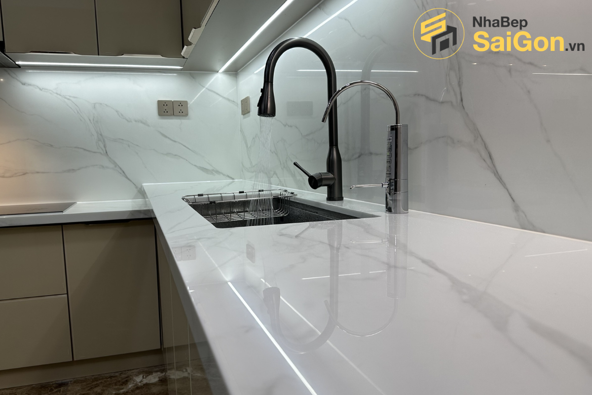 Bàn giao tủ bếp chữ L hợp kim nhôm cánh kính - Công trình nhà chị Phùng Tân Phú