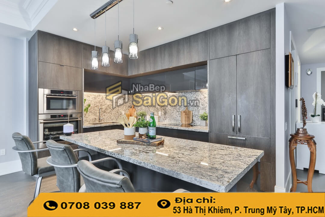 Nên làm tủ bếp nhựa đặc hay nhôm kính