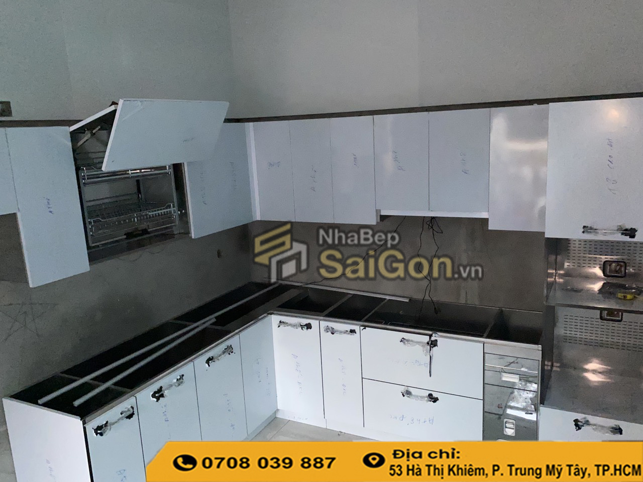 Nên chọn tủ bếp nhựa đặc hay inox