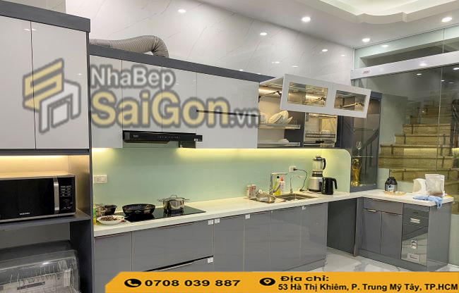 Nên làm tủ bếp nhựa đặc hay nhôm kính
