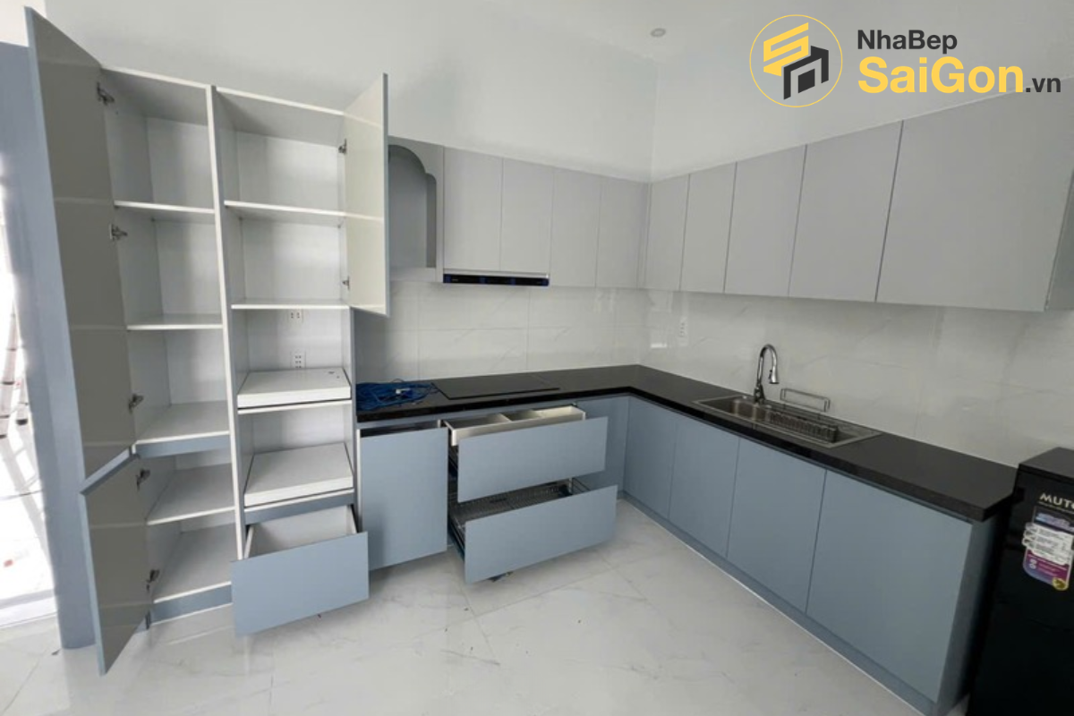 Bàn giao tủ bếp chữ L PVC - Công trình nhà chị My Tân Phú