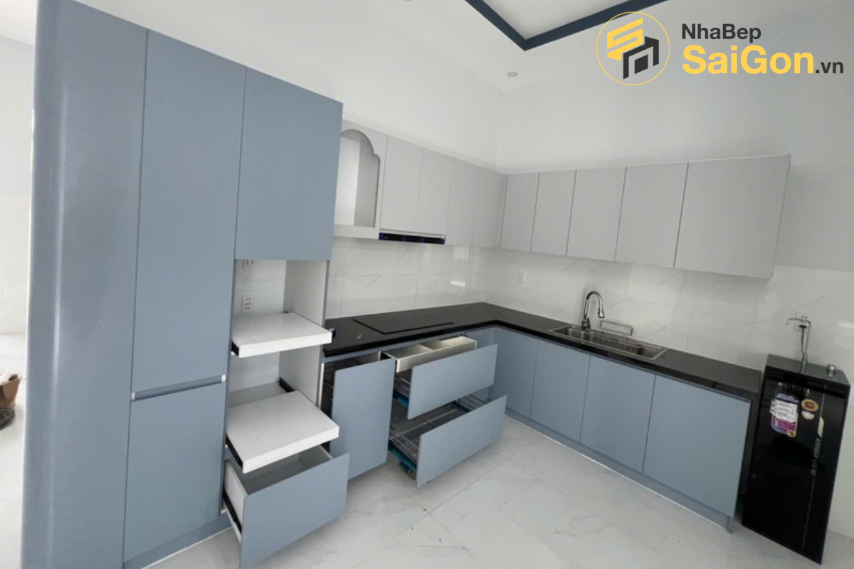 Bàn giao tủ bếp chữ L PVC - Công trình nhà chị My Tân Phú