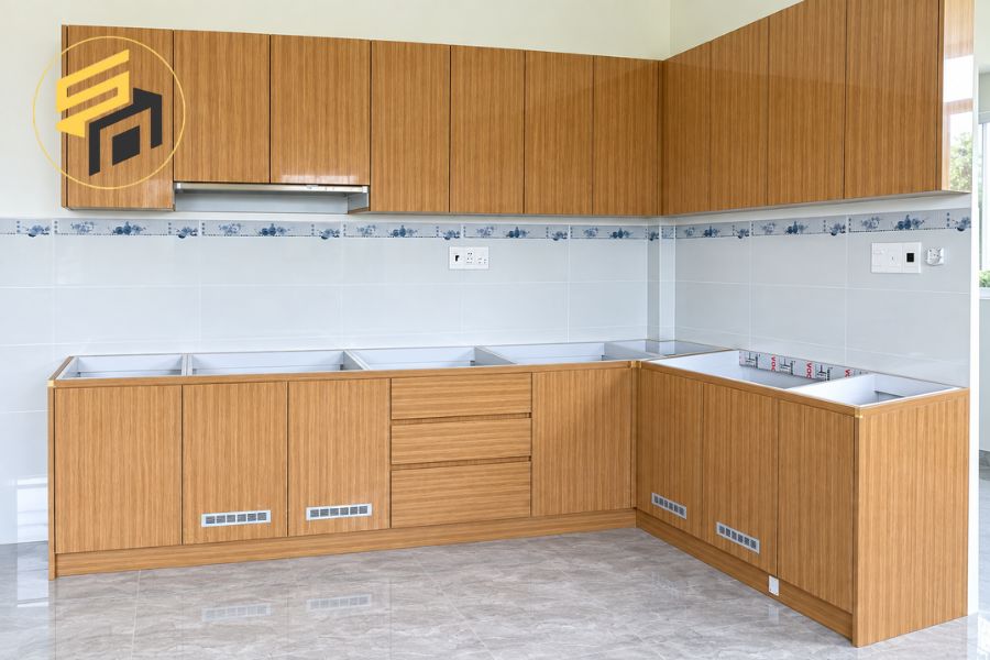 Toàn cảnh tủ bếp chữ L vân gỗ hiện đại với hệ tủ trên và tủ dưới
