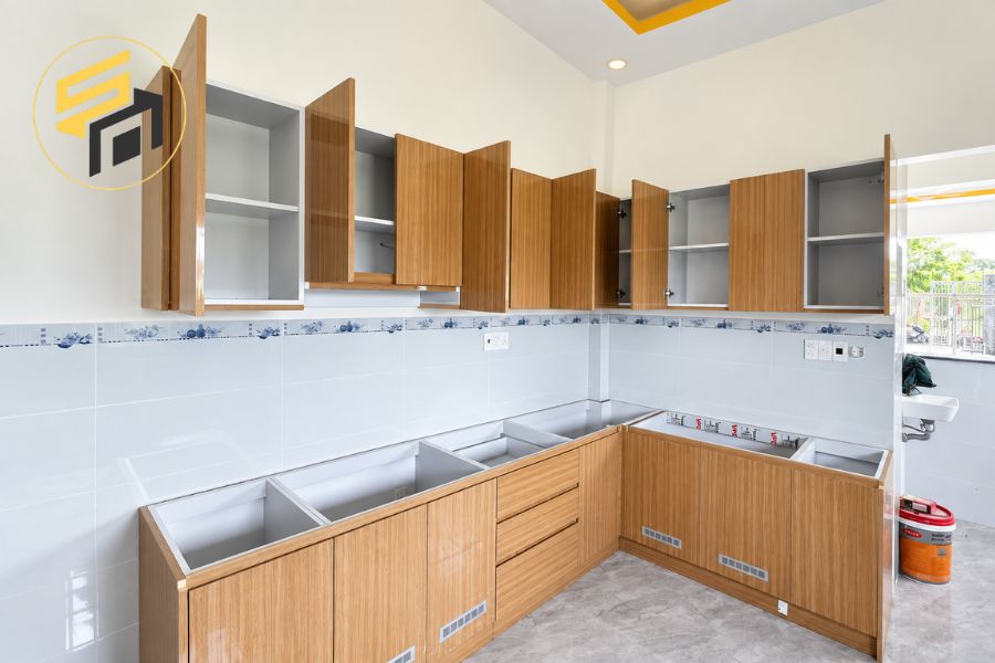 Tủ bếp chữ L vân gỗ với hệ tủ trên mở cánh