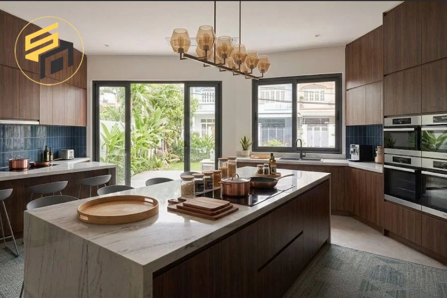 Tủ bếp nhựa đặc vân gỗ nâu đậm tạo vẻ sang trọng cho không gian bếp rộng