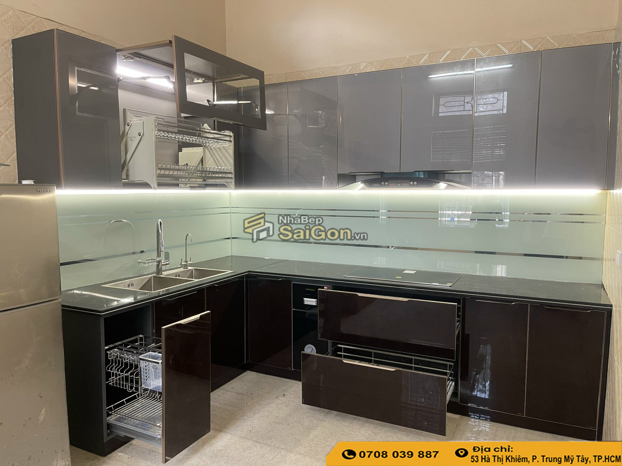 Tủ Bếp Inox Cánh Kính Giá Bao Nhiêu