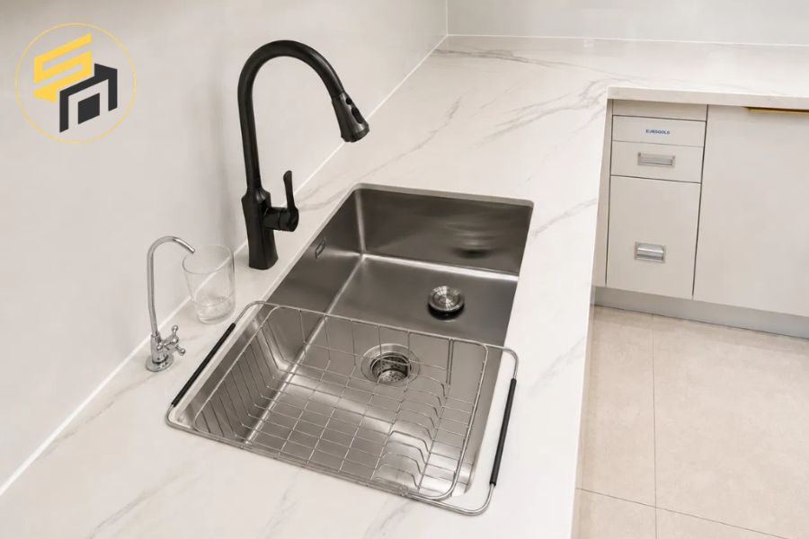 Dự án thi công tủ bếp chữ L tông trắng hiện đại tại TP.HCM