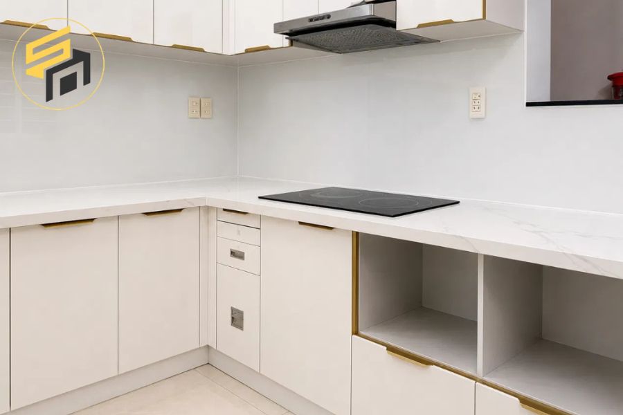 Dự án thi công tủ bếp chữ L tông trắng hiện đại tại TP.HCM
