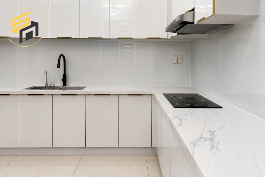 Dự án thi công tủ bếp chữ L tông trắng hiện đại tại TP.HCM