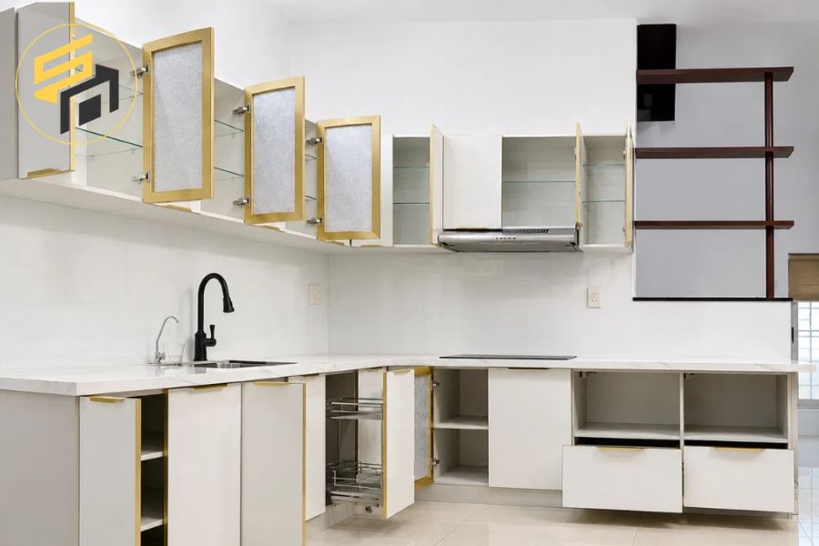 Dự án thi công tủ bếp chữ L tông trắng hiện đại tại TP.HCM