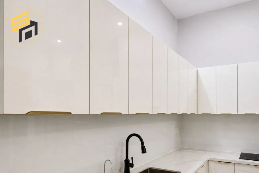 Dự án thi công tủ bếp chữ L tông trắng hiện đại tại TP.HCM